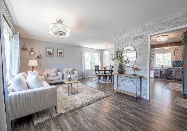 Photo 3 of Sale Pending at 209 Madison Ave, Saint Louis, MO 63119 | MLS# 25020800 | Listing updated on 2025-05-01