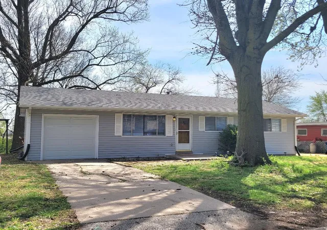 Photo 1 of Single family home for sale at 22 Westview Dr, Saint Charles, MO 63303 | MLS# 25020854 | Listing updated on 2025-04-09