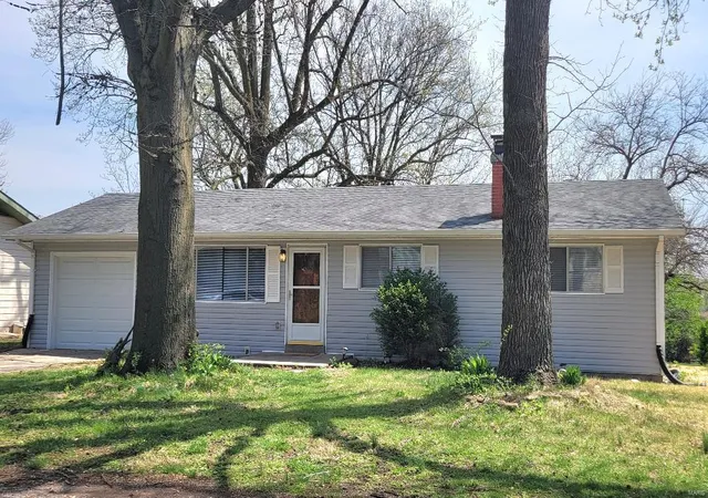 Photo 2 of Single family home for sale at 22 Westview Dr, Saint Charles, MO 63303 | MLS# 25020854 | Listing updated on 2025-04-09