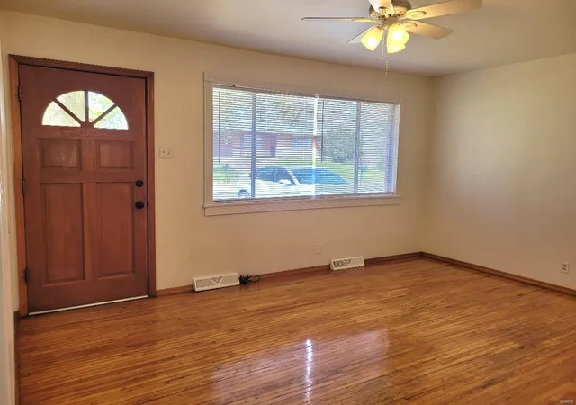 Photo 3 of Single family home for sale at 22 Westview Dr, Saint Charles, MO 63303 | MLS# 25020854 | Listing updated on 2025-04-09
