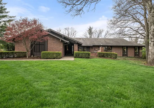 Photo 1 of Sale Pending at 3 Huntleigh Trails Ln, Saint Louis, MO 63131 | MLS# 25020905 | Listing updated on 2025-04-24