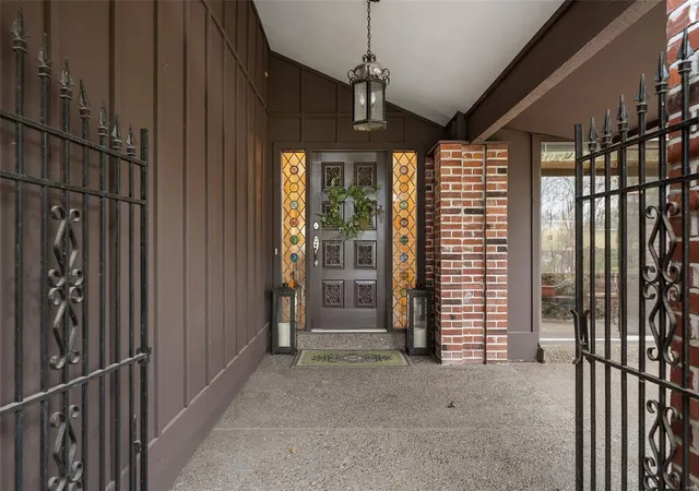 Photo 2 of Sale Pending at 3 Huntleigh Trails Ln, Saint Louis, MO 63131 | MLS# 25020905 | Listing updated on 2025-04-24