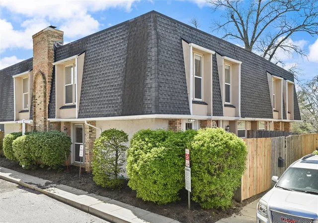 Townhouse for sale at 1101 Rue La Chelle #1101, Saint Louis, MO 63141 | MLS# 25020979