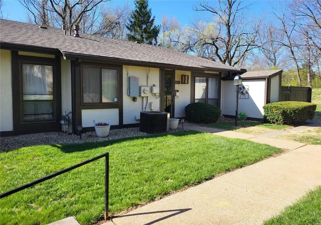Listing Photo 2 - Condo for sale in building located at 11157 Whispering Oaks Dr, Saint Louis, MO 63136