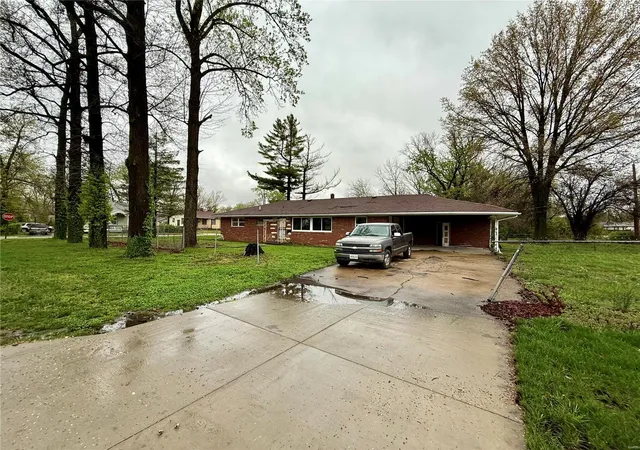 Photo 2 of Single family home for sale at 8403 Boul Ave, East Saint Louis, IL 62203 | MLS# 25021312 | Listing updated on 2025-04-07