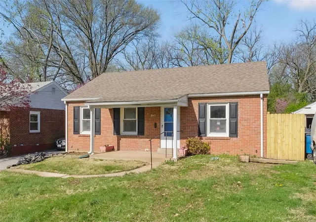 Photo 2 of Single family home for sale at 3443 Lindscott Ave, Saint Louis, MO 63114 | MLS# 25021330 | Listing updated on 2025-04-25