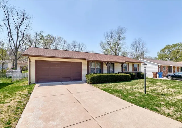 Photo 2 of Single family home for sale at 19 Blackwood Ln, Saint Peters, MO 63376 | MLS# 25021331 | Listing updated on 2025-04-09