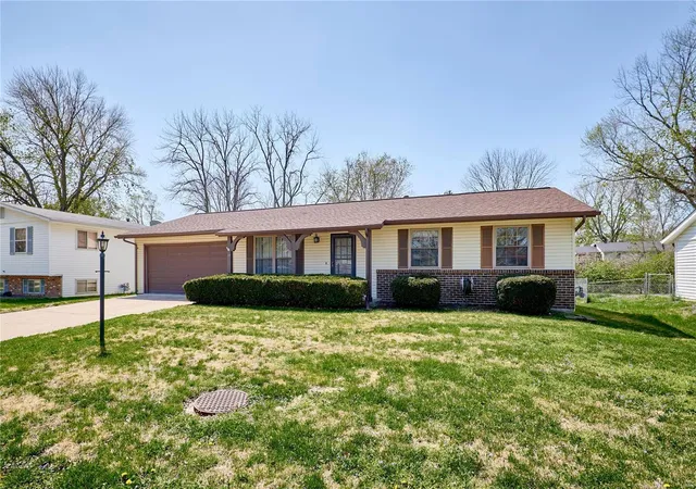 Photo 3 of Single family home for sale at 19 Blackwood Ln, Saint Peters, MO 63376 | MLS# 25021331 | Listing updated on 2025-04-09