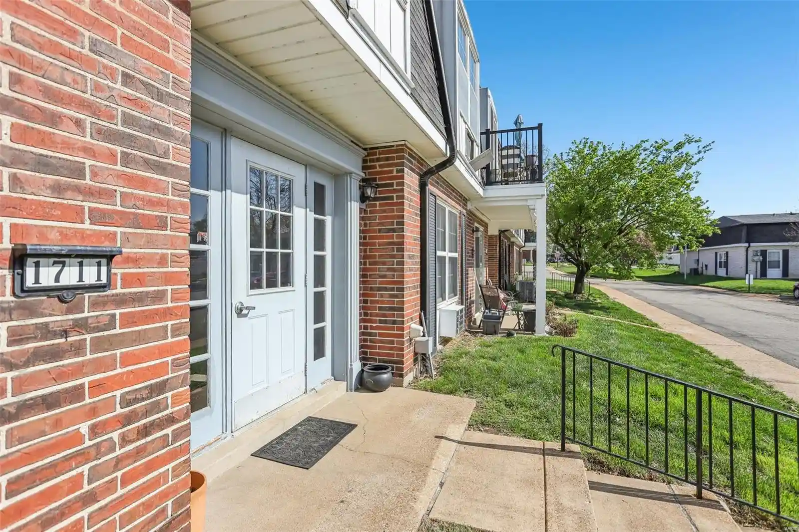 Listing Photo 2 - Condo for sale in 1711 Mayenne Ct located at 1711 Mayenne Ct, St. Louis, MO 63125 - Unit 1711 Mayenne Ct
