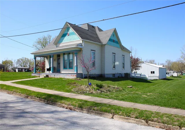 Photo 2 of Single family home for sale at 117 S Seminary St, Paris, MO 65275 | MLS# 25021479 | Listing updated on 2025-04-07