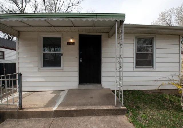 Photo 2 of Single family home for sale at 9705 Winkler Dr, Saint Louis, MO 63136 | MLS# 25021488 | Listing updated on 2025-04-07