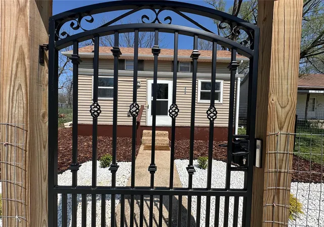 Photo 3 of Single family home for sale at 356 Van Buren, Lebanon, MO 65536 | MLS# 25021606 | Listing updated on 2025-04-07