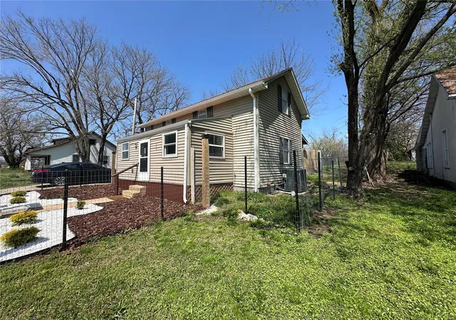 Photo 3 of Single family home for sale at 356 Van Buren, Lebanon, MO 65536 | MLS# 25021606 | Listing updated on 2025-04-07