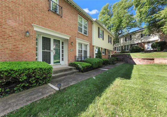 Photo 4 of Townhouse for sale at 13355 Land O Woods Dr, Saint Louis, MO 63141 | MLS# 25021618 | Listing updated on 2025-04-13