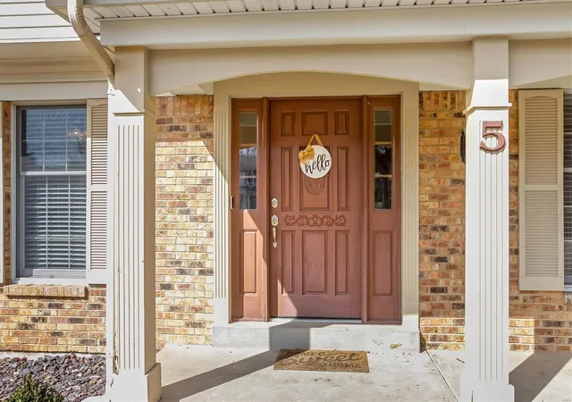 Photo 2 of Sale Pending at 5 Wolf Hollow Ct, Saint Charles, MO 63303 | MLS# 25021691 | Listing updated on 2025-04-26