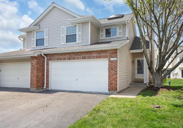 Townhouse for sale at 2009 King Arthur Ct, Saint Louis, MO 63146 | MLS# 25021719