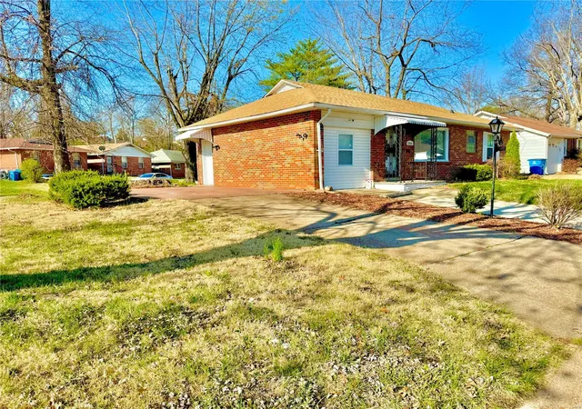 Photo 3 of Single family home for sale at 7008 Rohn Dr, Saint Louis, MO 63121 | MLS# 25021840 | Listing updated on 2025-04-09