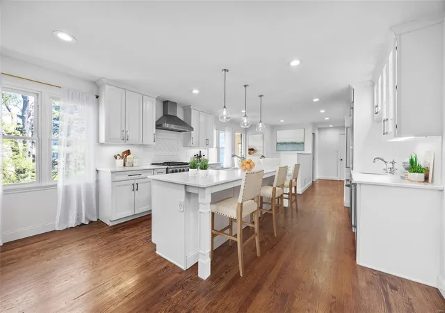 Photo 2 of Single family home for sale at 1304 Brynnwood Dr, Saint Louis, MO 63124 | MLS# 25021891 | Listing updated on 2025-04-17