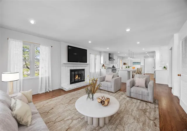 Photo 3 of Single family home for sale at 1304 Brynnwood Dr, Saint Louis, MO 63124 | MLS# 25021891 | Listing updated on 2025-04-17