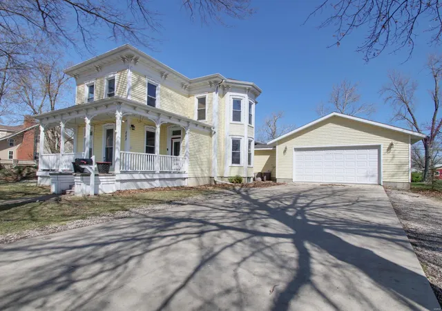 Photo 2 of Single family home for sale at 533 W Commercial St, Kahoka, MO 63445 | MLS# 25021899 | Listing updated on 2025-04-08