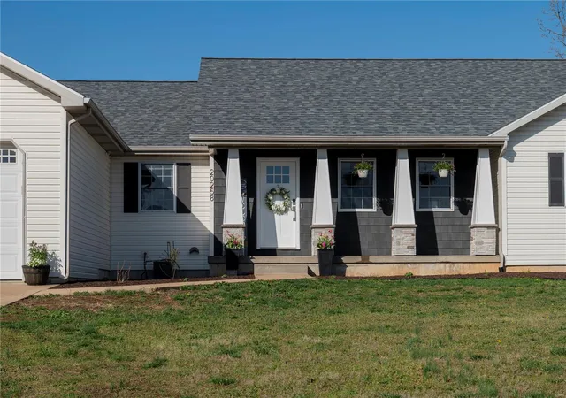 Photo 3 of Single family home for sale at 20258 Hyatt Ln, Saint Robert, MO 65584 | MLS# 25021918 | Listing updated on 2025-04-09