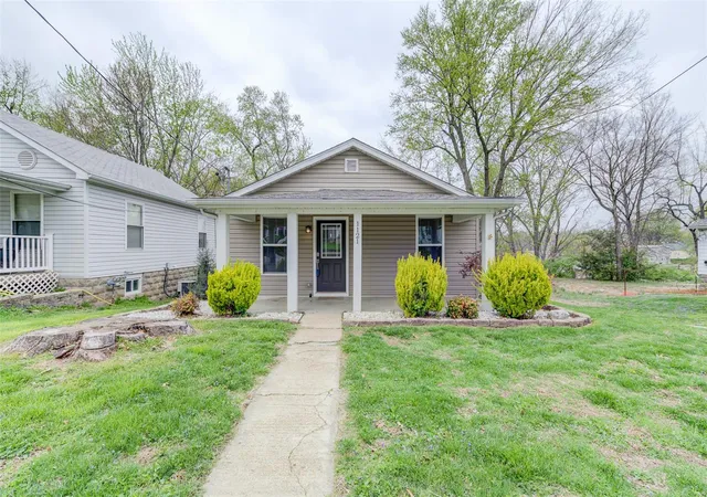 Photo 1 of Single family home for sale at 1121 Hall St, Saint Charles, MO 63301 | MLS# 25021951 | Listing updated on 2025-04-12