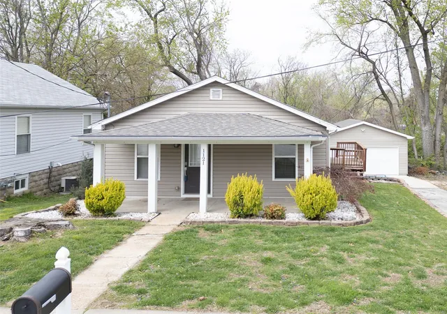 Photo 1 of Single family home for sale at 1121 Hall St, Saint Charles, MO 63301 | MLS# 25021951 | Listing updated on 2025-04-12
