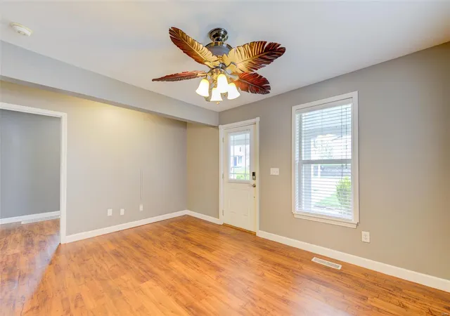 Photo 4 of Single family home for sale at 1121 Hall St, Saint Charles, MO 63301 | MLS# 25021951 | Listing updated on 2025-04-12