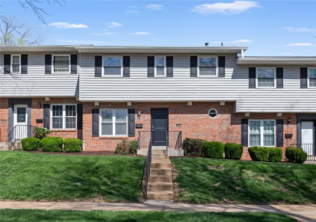 Townhouse for sale at 13257 Cochero Dr, Saint Louis, MO 63141 | MLS# 25021991