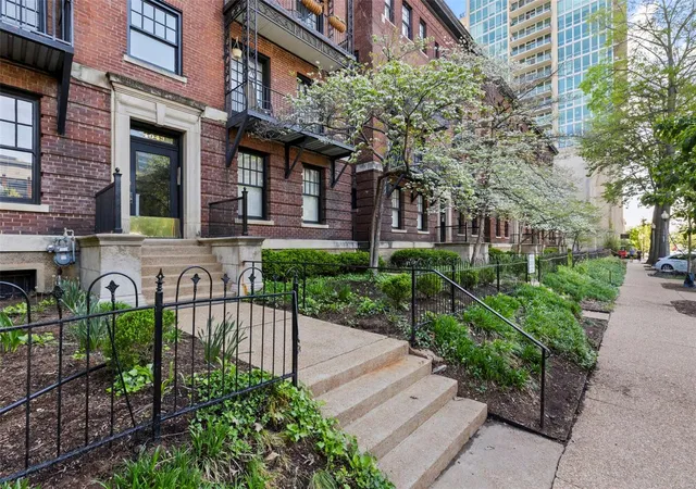 Photo 2 of Townhouse for sale at 4943 Laclede Ave #3W, Saint Louis, MO 63108 | MLS# 25022111 | Listing updated on 2025-04-23