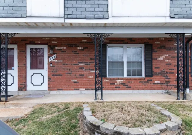 Photo 1 of Townhouse for sale at 833 Dumont Pl, Saint Louis, MO 63125 | MLS# 25022237 | Listing updated on 2025-04-09