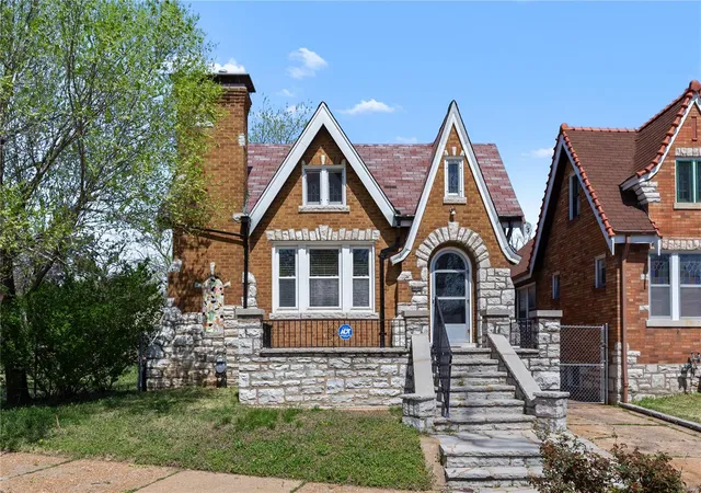 Photo 1 of Single family home for sale at 5257 Oleatha Ave, Saint Louis, MO 63139 | MLS# 25022242 | Listing updated on 2025-04-11
