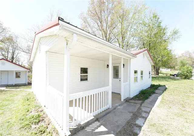 Photo 1 of Single family home for sale at 917 N Poplar St, Dexter, MO 63841 | MLS# 25022277 | Listing updated on 2025-04-09