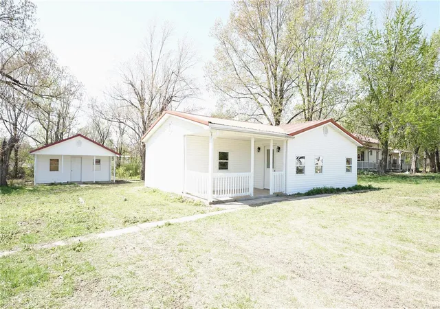 Photo 2 of Single family home for sale at 917 N Poplar St, Dexter, MO 63841 | MLS# 25022277 | Listing updated on 2025-04-09