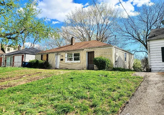 Photo 2 of Single family home for sale at 430 Scenic Dr, Saint Louis, MO 63137 | MLS# 25022303 | Listing updated on 2025-04-09