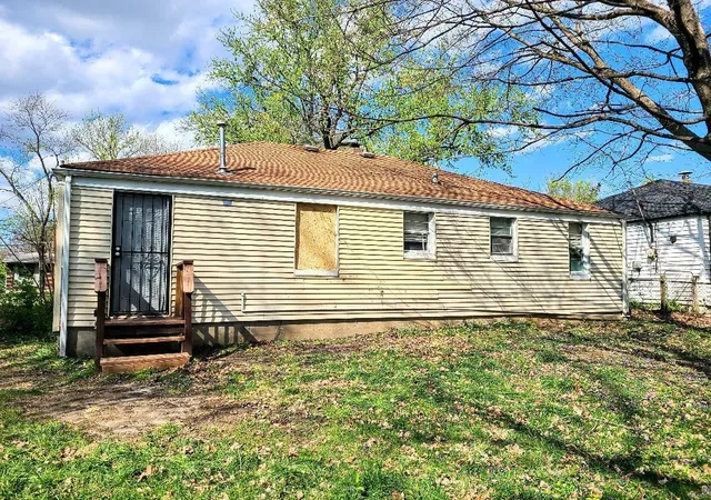 Photo 3 of Single family home for sale at 430 Scenic Dr, Saint Louis, MO 63137 | MLS# 25022303 | Listing updated on 2025-04-09