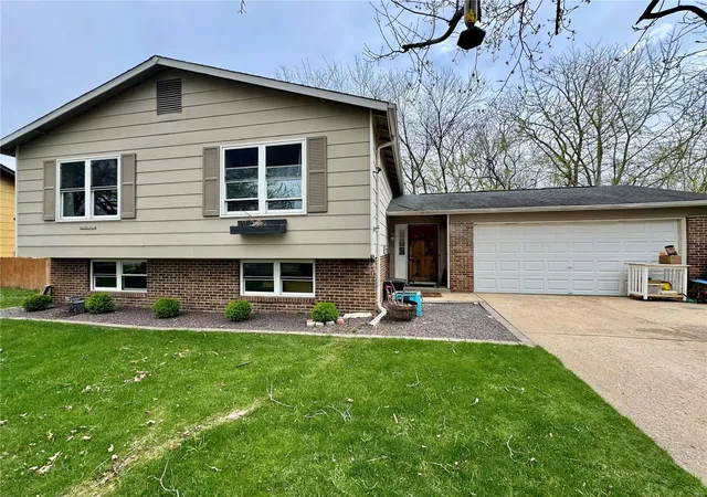 Photo 1 of Sale Pending at 10 Sunny View Dr, Saint Peters, MO 63376 | MLS# 25022332 | Listing updated on 2025-04-24