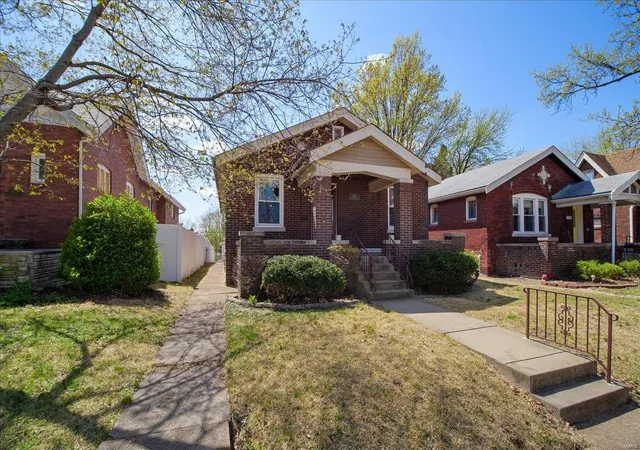 Photo 3 of Single family home for sale at 4974 Fairview Ave, Saint Louis, MO 63139 | MLS# 25022345 | Listing updated on 2025-04-10