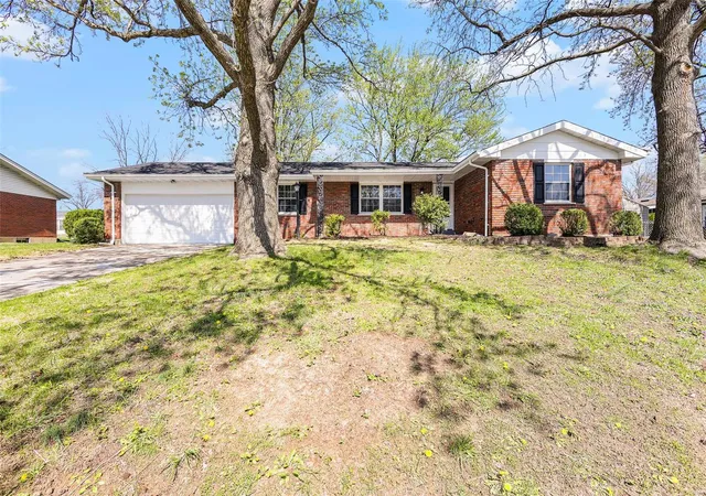 Photo 1 of Single family home for sale at 2804 Cypress Dr, Saint Charles, MO 63301 | MLS# 25022363 | Listing updated on 2025-04-10