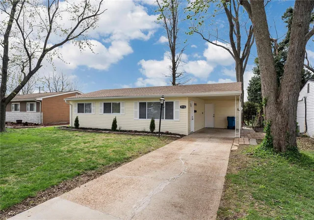 Photo 1 of Single family home for sale at 9738 Traverse Ln, Saint Louis, MO 63134 | MLS# 25022377 | Listing updated on 2025-04-10