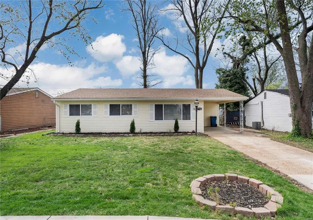 Photo 2 of Single family home for sale at 9738 Traverse Ln, Saint Louis, MO 63134 | MLS# 25022377 | Listing updated on 2025-04-10