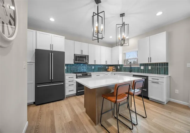 Photo 3 of Single family home for sale at 4291 Lions Chase Dr, Saint Louis, MO 63125 | MLS# 25022404 | Listing updated on 2025-04-10