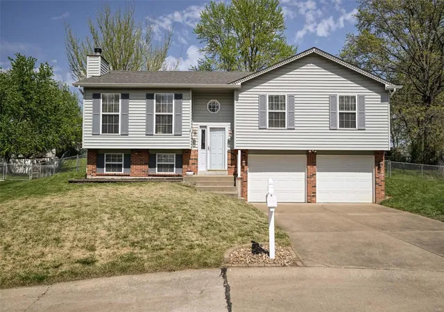 Photo 1 of Sale Pending at 6 Colchester Ct, Saint Peters, MO 63376 | MLS# 25022413 | Listing updated on 2025-04-17