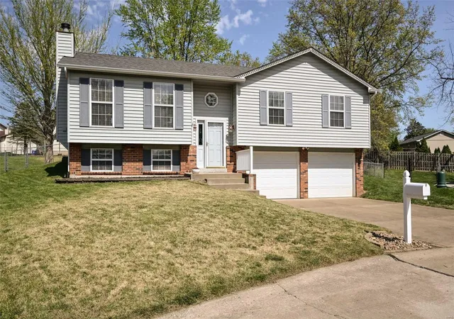 Photo 2 of Sale Pending at 6 Colchester Ct, Saint Peters, MO 63376 | MLS# 25022413 | Listing updated on 2025-04-17