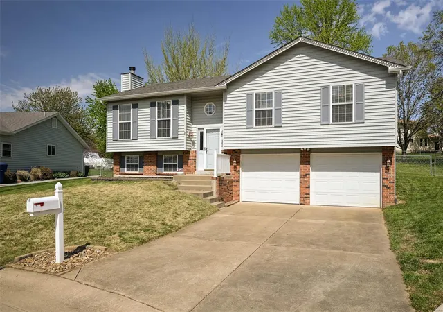 Photo 3 of Sale Pending at 6 Colchester Ct, Saint Peters, MO 63376 | MLS# 25022413 | Listing updated on 2025-04-17