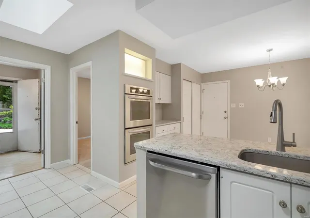 Photo 2 of Single family home for sale at 1722 Claymont Ests Dr, Chesterfield, MO 63017 | MLS# 25022432 | Listing updated on 2025-04-11
