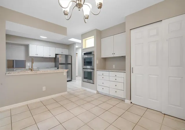 Photo 3 of Single family home for sale at 1722 Claymont Ests Dr, Chesterfield, MO 63017 | MLS# 25022432 | Listing updated on 2025-04-11