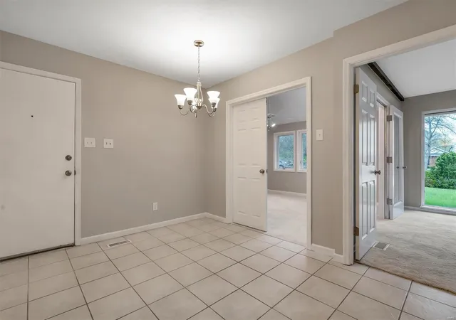 Photo 4 of Single family home for sale at 1722 Claymont Ests Dr, Chesterfield, MO 63017 | MLS# 25022432 | Listing updated on 2025-04-11