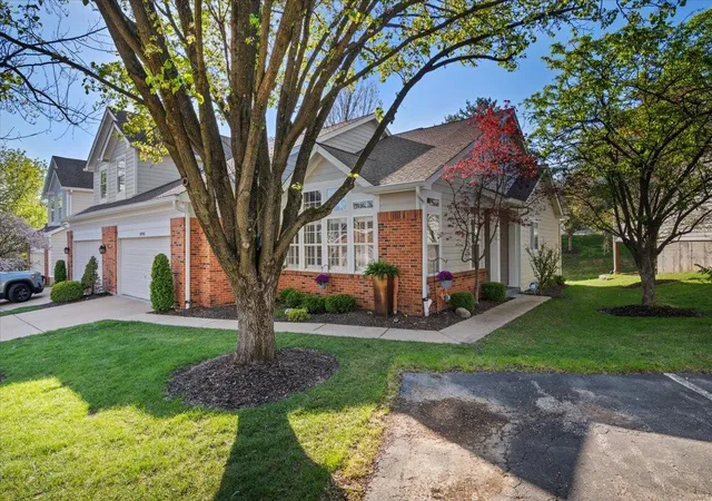 Photo 2 of Condo for sale at 16762 Chesterfield Blfs Cir, Chesterfield, MO 63005 | MLS# 25022443 | Listing updated on 2025-04-10