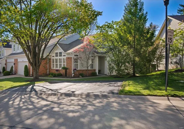 Photo 3 of Condo for sale at 16762 Chesterfield Blfs Cir, Chesterfield, MO 63005 | MLS# 25022443 | Listing updated on 2025-04-10